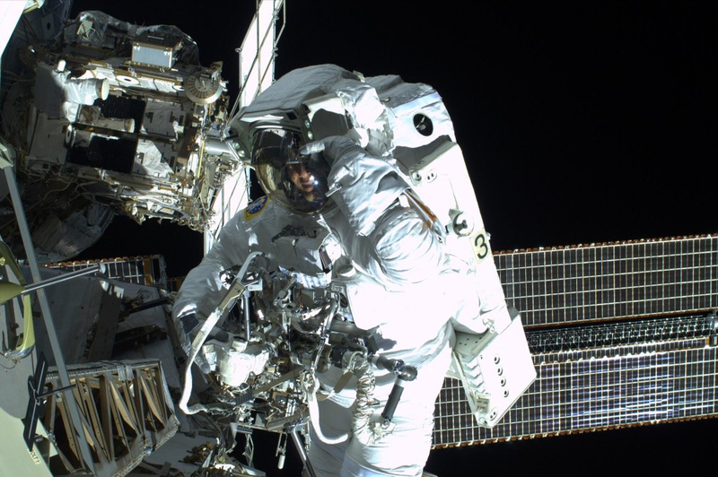 Illustration for article titled First Rule of Spacewalking: Love Thy Spacesuit